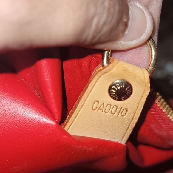 Louis Vuitton VTG Red Vernis Travel Bag in Preloved Condition with Dust Bag - Picture 8 of 16